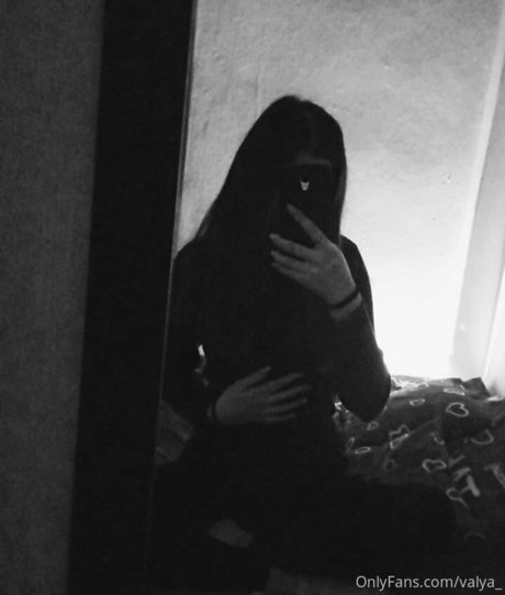 valya_ model top picture