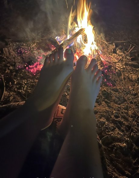 wifeyassandfeet hot model image