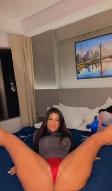 Stephanie Silveira beautiful star image