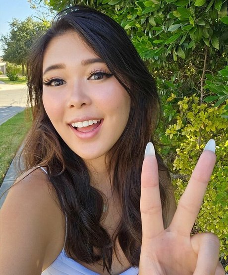 ExtraEmily hot star gallery