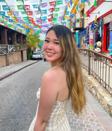 ExtraEmily model top pic