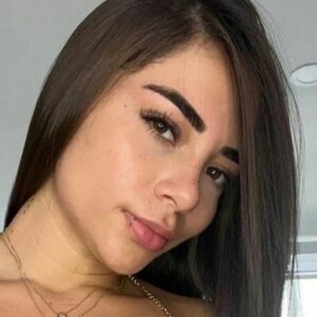 danielaoviedo___ model adult image