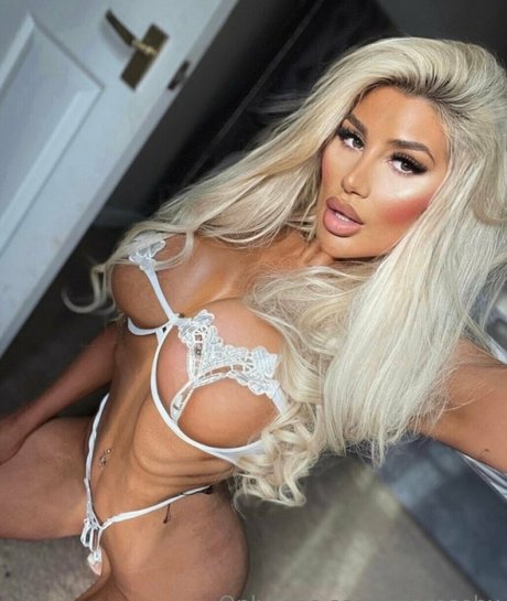 Angelique Noir naked model img