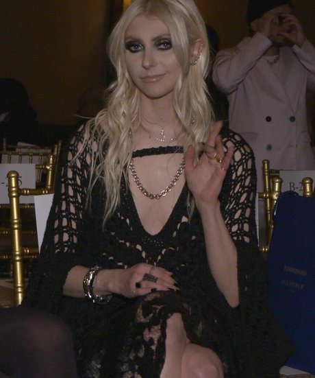 Taylor Momsen porn actress archive