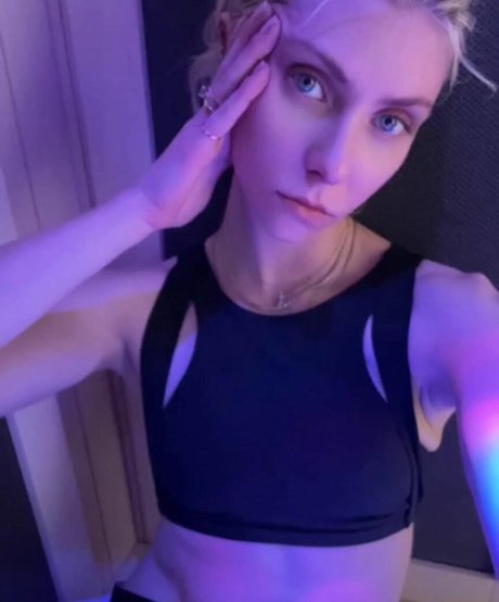 Taylor Momsen model free gallery