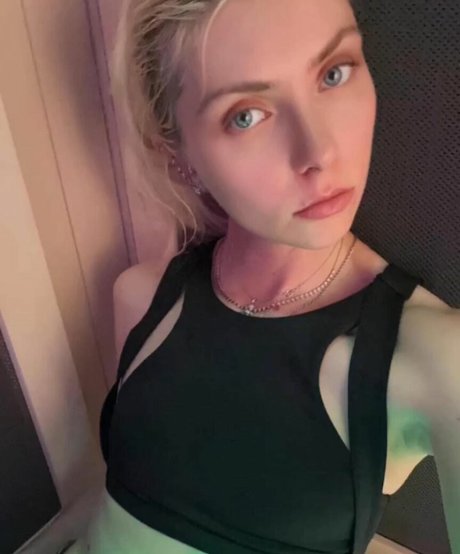 Taylor Momsen hot pornstar img