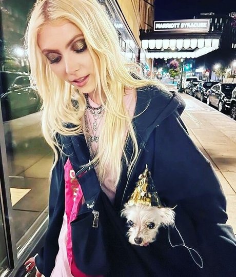 Taylor Momsen pornstar exclusive pics