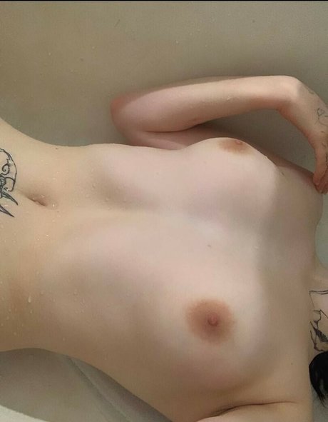 sqwrtick erotic model img