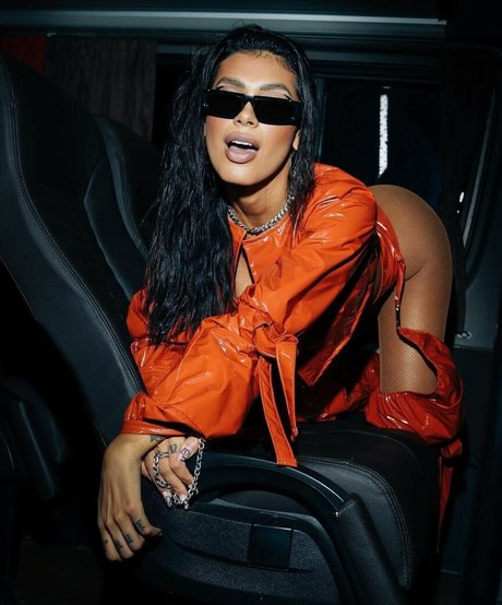 Pocah model art gallery