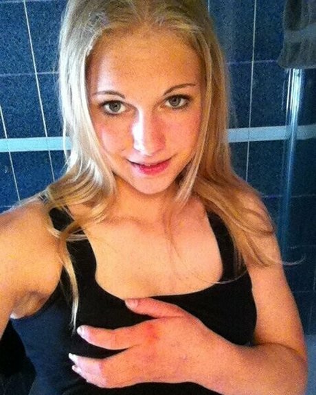 siswet19 hot actress image