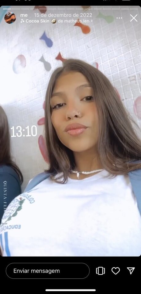 Julia Carneiro sexy actress img