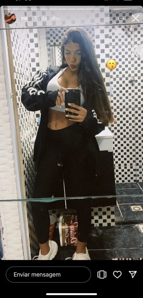 Julia Carneiro model adult archive