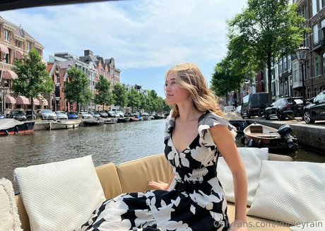 imrileyrain model adult pictures