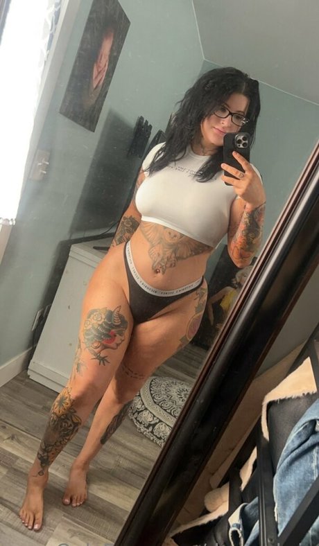 devinebria naked model photo