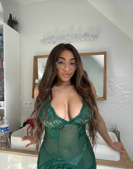 Ashleyroseglam model sexy images