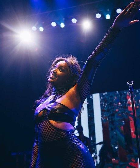 Iza Cantora exclusive star picture