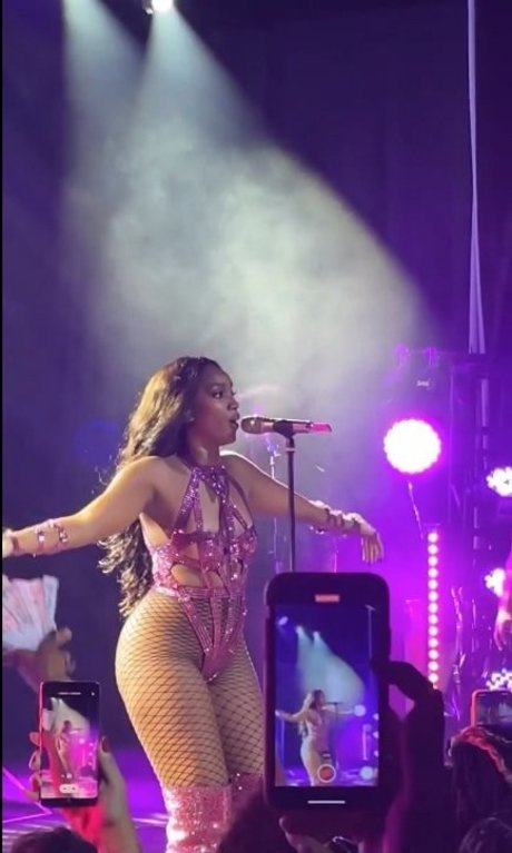 Iza Cantora model nude picture