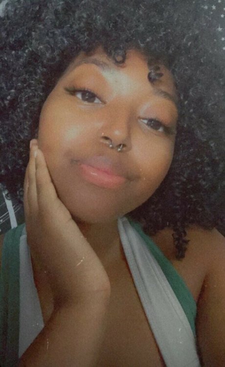 Key Plays nude model img