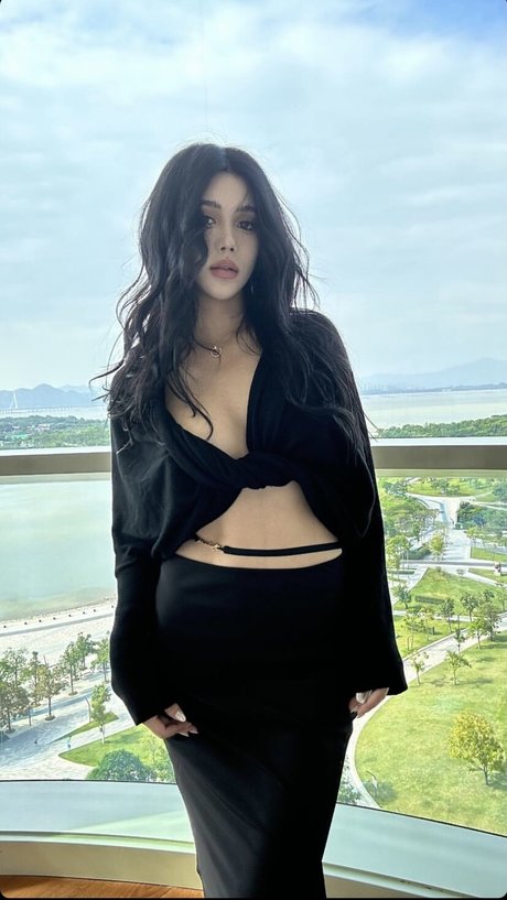 June Gong star erotic image