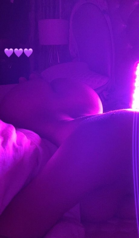 naomiiper adult model pic