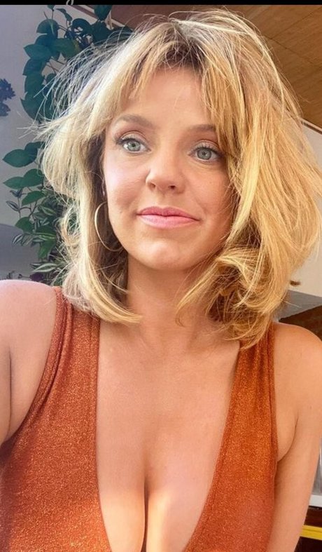 Kelli Garner sexy model img