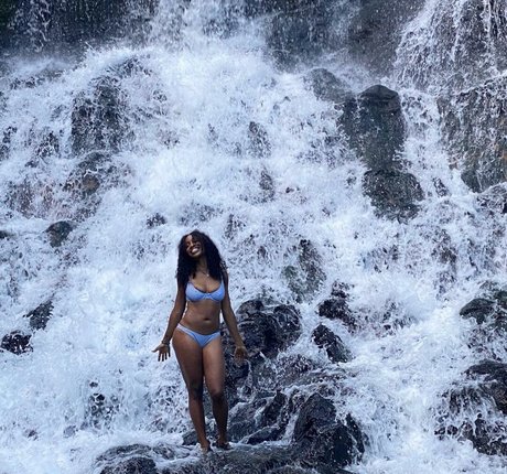 SZA model nice photo