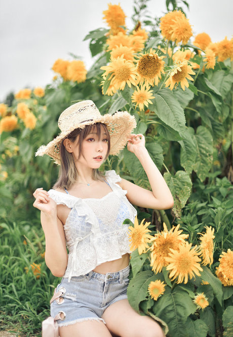 eeelyeee model perfect photo