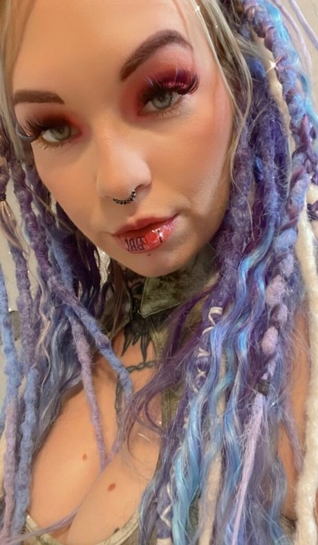 InkyQos beautiful model image