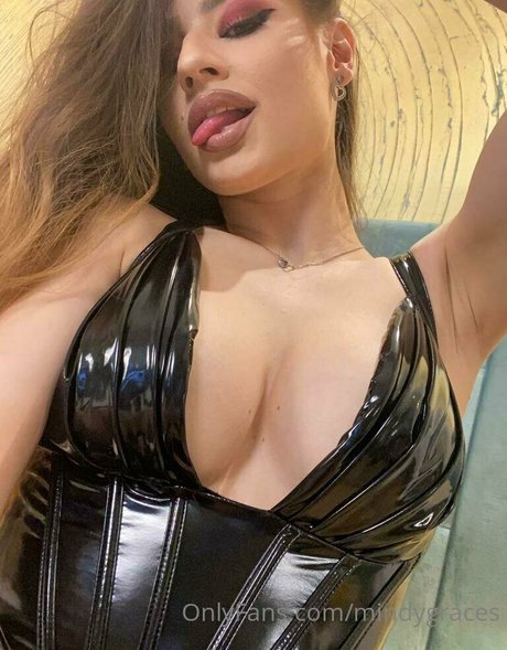 mindygraces naked star img