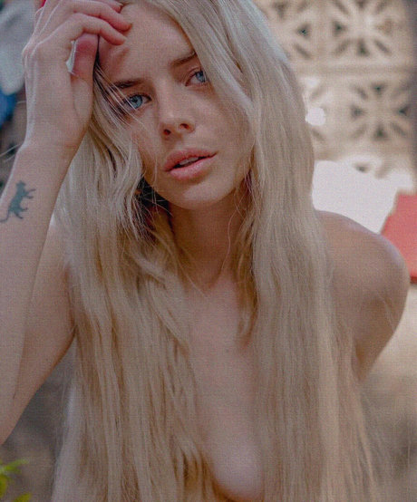 Samara Weaving star nudes image