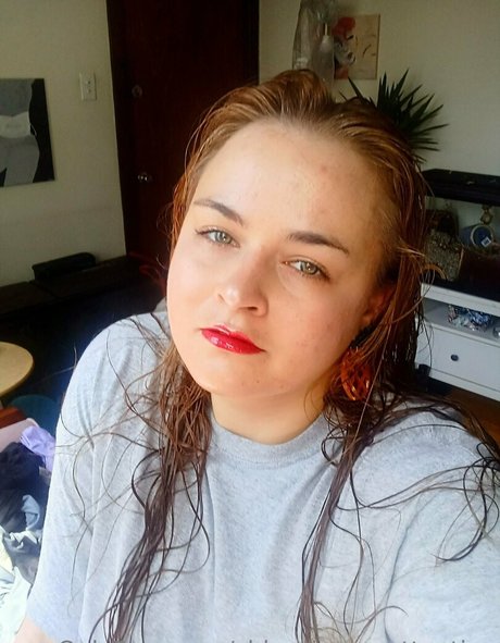 chloe loves attention pretty model image