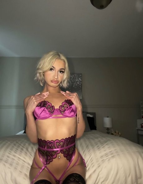 Izadolla nude model pic