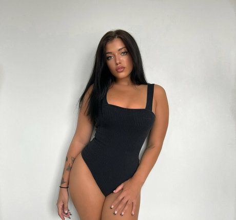 Daraanjelika beautiful actress pics