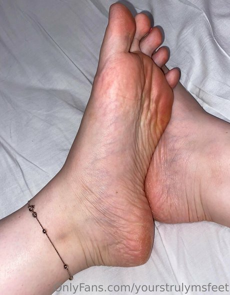 yourstrulymsfeet pornstar naked picture