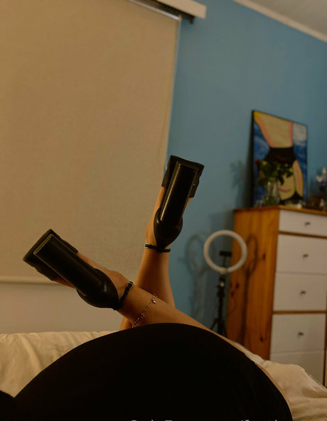 feetloretta exclusive star img