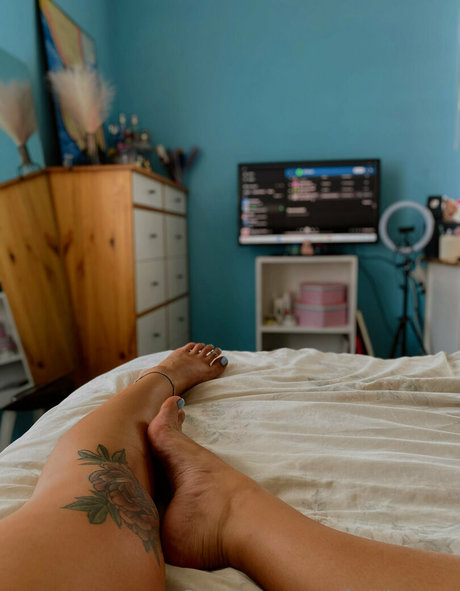 feetloretta erotic model photos