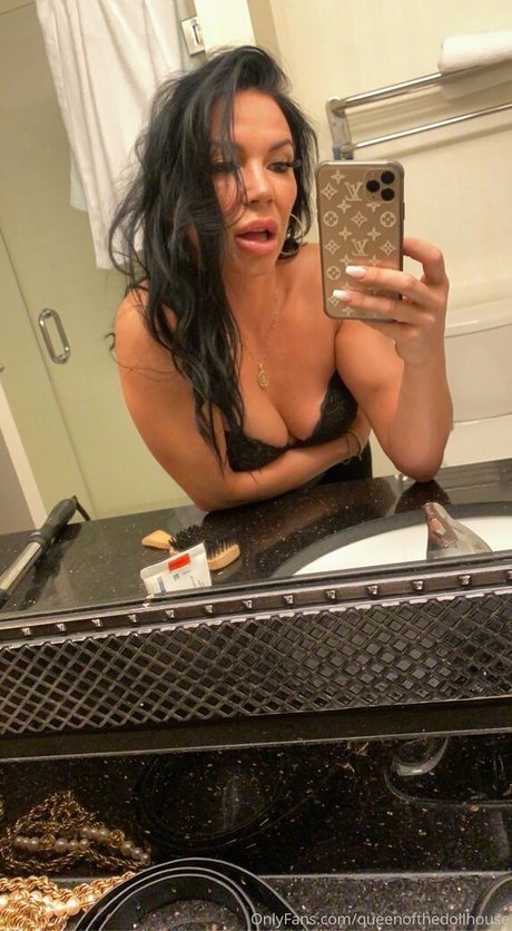 queenofthedollhouse model nude pictures