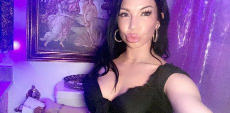 queenofthedollhouse star sexy photos