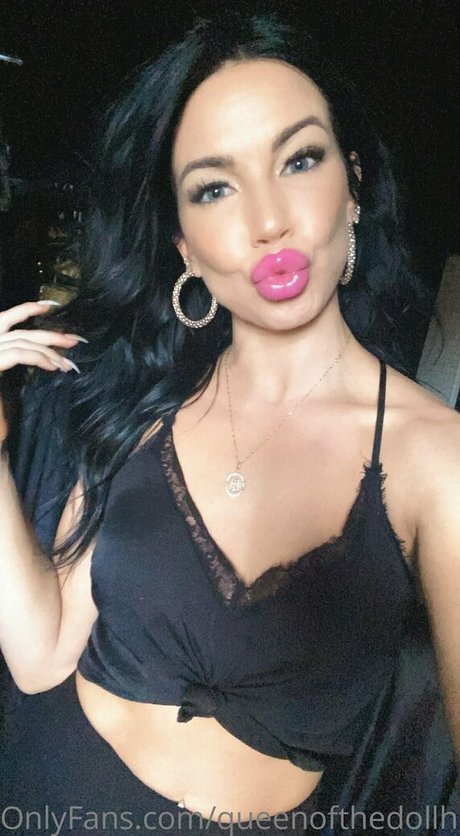 queenofthedollhouse model top picture