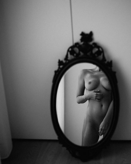 Worldwithinher model hd pic