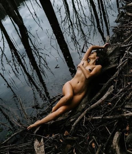 Worldwithinher art model pic