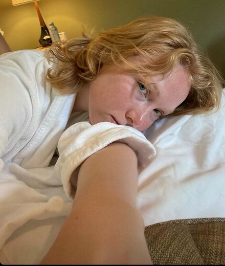 Molly Quinn model hd image