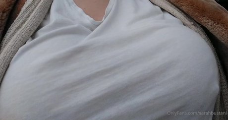 Sarahbustani model top image