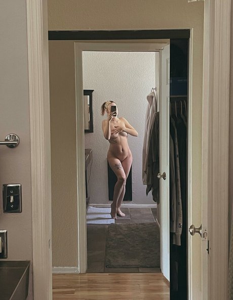 Peachy Shea erotic star image