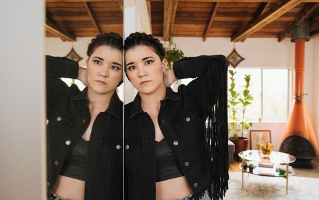 AnneMunition model pornographic picture