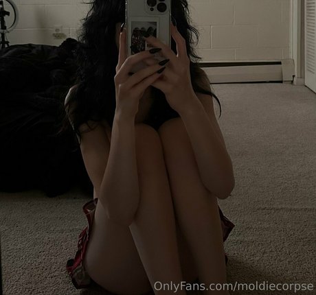 moldiecorpse naked model img
