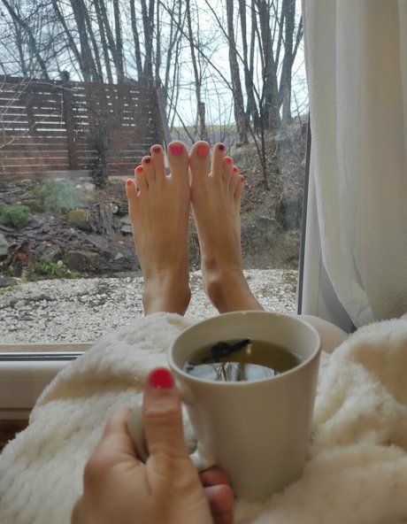 footjobsqueen model top picture