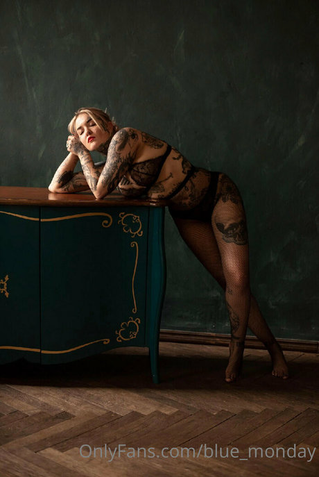 blue monday model img