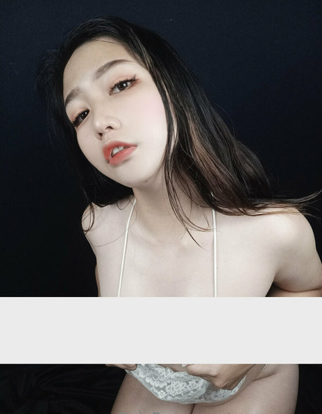 yenyenuwu sexy star photos