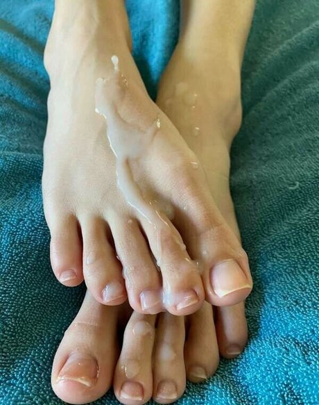 myposedtoes exclusive model img